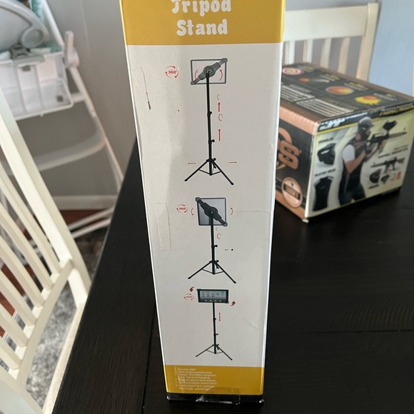 Tripod with carrying case - Picture 3 of 5